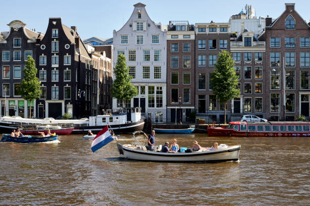 여름날 워터 프론트 운하 주택 및 레크리에이션 모터 보트, 암스테르담 강 암스텔 - amsterdam canal netherlands dutch culture 뉴스 사진 이미지
