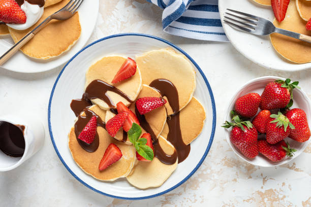 pancakes with strawberry and chocolate - norway maple imagens e fotografias de stock