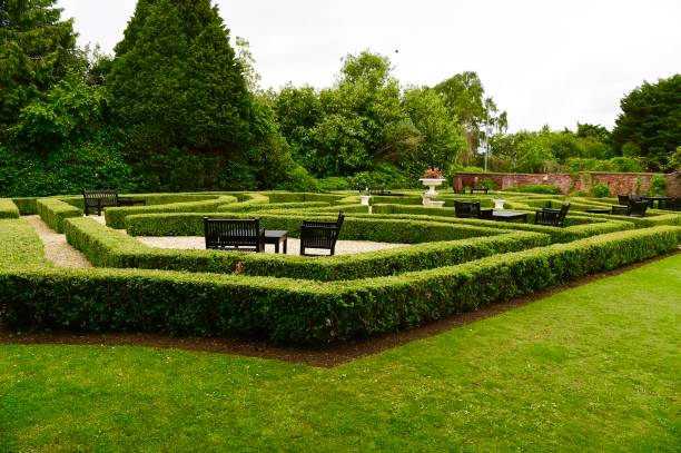 istock English Garden 1401385300