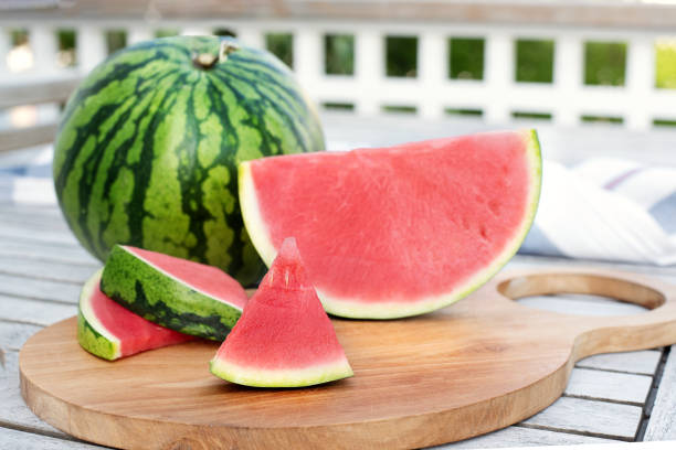 수박과 나무 테라스의 테이블에 조각. - watermelon fruit food portion 뉴스 사진 이미지