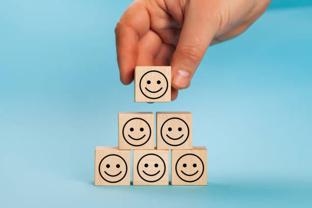 Rating customer experience. Hand putting wooden cube block shape with icon face smiley, The best excellent business services rating customer experience, Satisfaction survey concept. calificación de la experiencia del cliente. colocación a mano en forma de bloque de cubo de madera con cara de icono sonriente, los mejores servicios comerciales excelentes califican la experiencia del cliente, concepto de encuesta de satisfacción