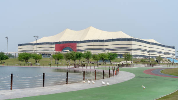 vista del parque al bayt con el estadio al bayt al fondo - estadio al bayt fotos fotografías e imágenes de stock