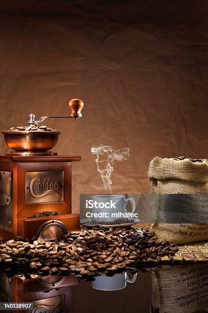 Ancora La Vita Con Caffè - Fotografie stock e altre immagini di Caffè - Bevanda - Caffè - Bevanda, Sacca, Tazza