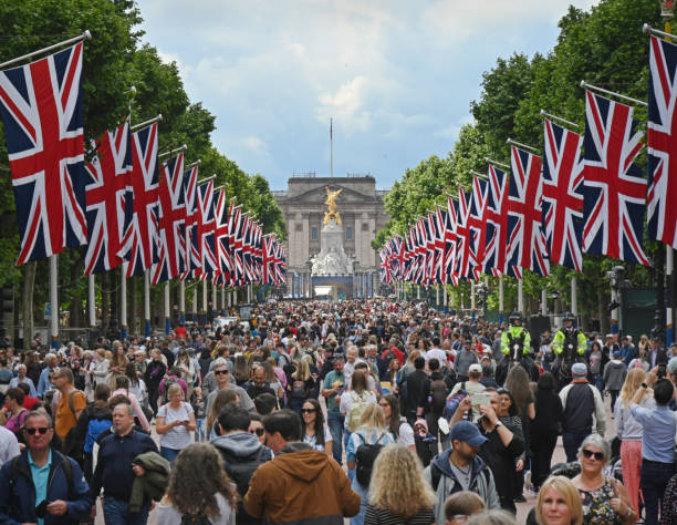 londoner jubiläum feiertagsmassen - elizabeth ii queen nobility british flag stock-fotos und bilder
