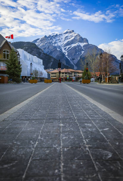 istock Cascade Mountain Street View 1401389443