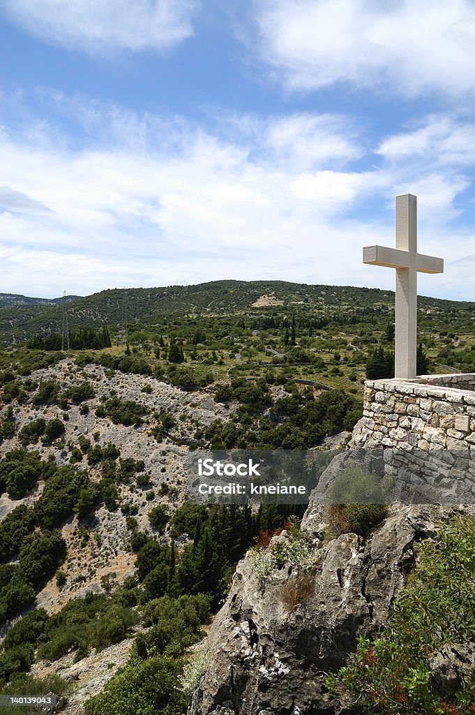 Croix sur la montagne - Photo de Aiguille rocheuse libre de droits