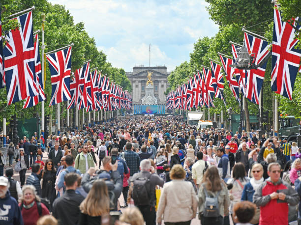 London jubilee Holiday crowds Crowds of sightseers and tourists in The Mall lined with British flags to celebrate the Platinum Jubilee of Queen Elizabeth II. London, UK elizabeth ii photos stock pictures, royalty-free photos & images