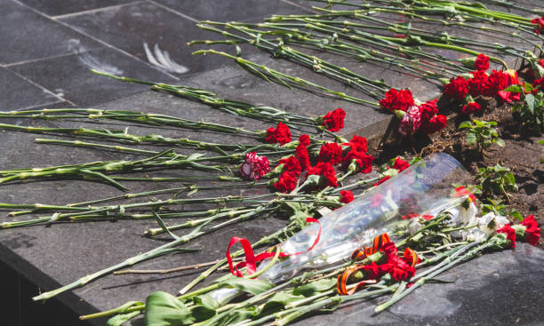 istock Commemorative memorial. Laying flowers at the eternal fire. 1401390937