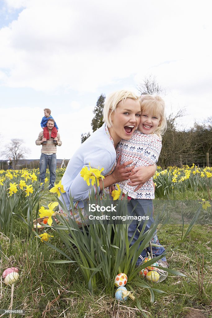 Família no Ovo de Páscoa caçar de Narciso Campo - Royalty-free Narciso - Flor Foto de stock