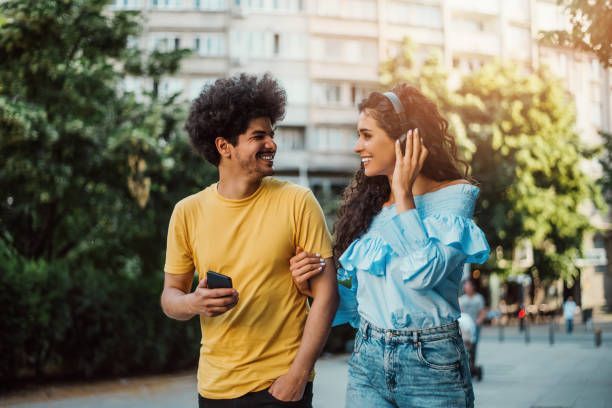 feliz casal jovem - heterosexual couple audio - fotografias e filmes do acervo