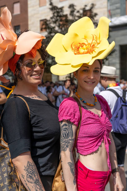 gay pride parade. menschen strömen bei demonstrationen auf die straße, um menschen- und bürgerrechte zu feiern - social issues celebration civil rights costume stock-fotos und bilder