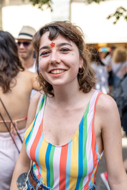 gay pride parade. menschen strömen bei demonstrationen auf die straße, um menschen- und bürgerrechte zu feiern - gay man gay pride civil rights pride stock-fotos und bilder