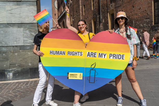 gay pride parade. menschen strömen bei demonstrationen auf die straße, um menschen- und bürgerrechte zu feiern - gay man gay pride civil rights pride stock-fotos und bilder