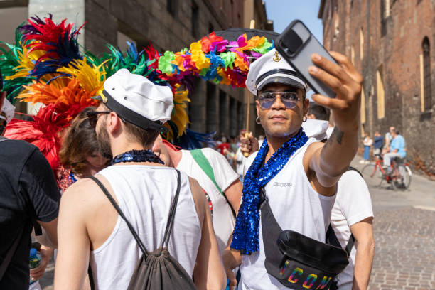 gay pride parade. menschen strömen bei demonstrationen auf die straße, um menschen- und bürgerrechte zu feiern - gay man gay pride civil rights pride stock-fotos und bilder