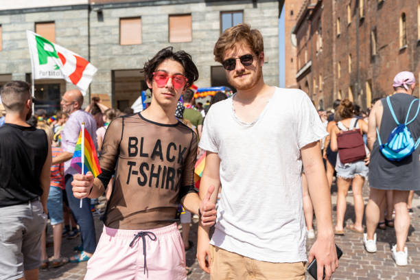 gay pride parade. menschen strömen bei demonstrationen auf die straße, um menschen- und bürgerrechte zu feiern - social issues celebration civil rights costume stock-fotos und bilder