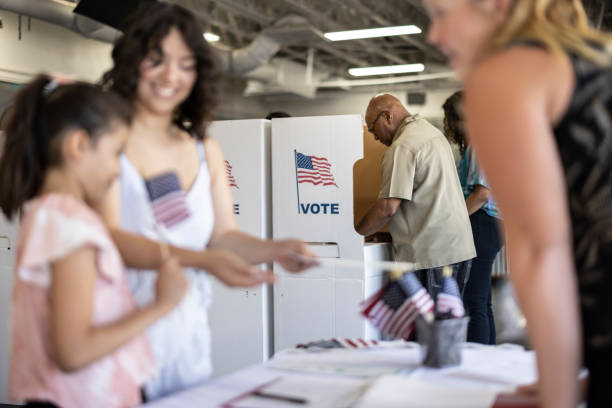 personas de la votación - election fotografías e imágenes de stock