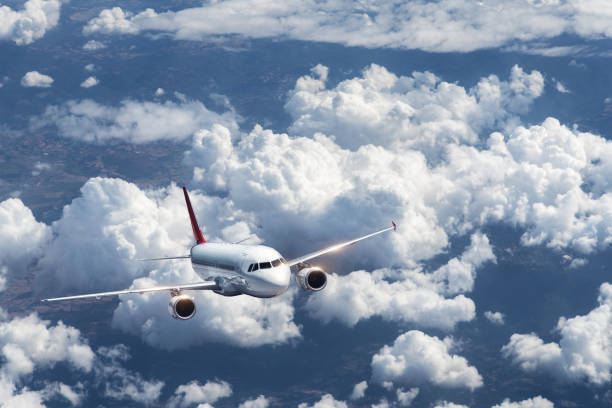 飛行機は夏に雲の上を飛んでいます。旅客機、山々、青い空のある風景。航空機が離陸中です。出張中です。民間航空機。航空写真。輸送。ジェット - airplane taking off sky commercial airplane ストックフォトと画像