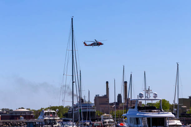 hubschrauber der us coast guard im einsatz - rescue helicopter coast guard protection stock-fotos und bilder