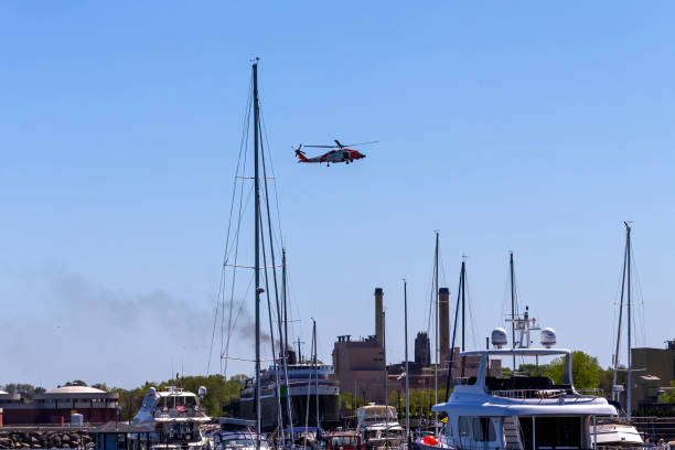 вертолет береговой охраны сша в действии - rescue helicopter coast guard protection стоковые фото и изображения