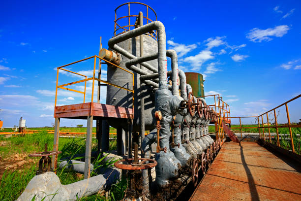istock Oil pipes and valves 1401433541