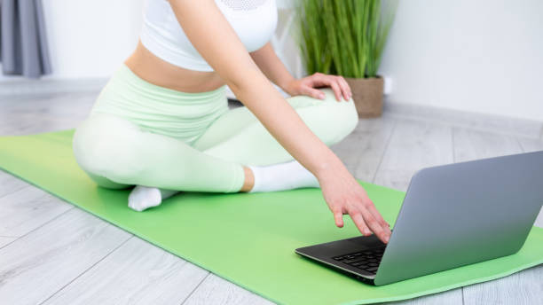 istock internet fitness class gymnastics tutorial woman 1401437051