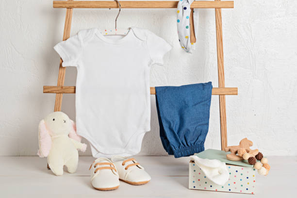 maqueta de bodysuit blanco de bebé de algodón orgánico con accesorios ecológicos - ropa de bebé fotografías e imágenes de stock