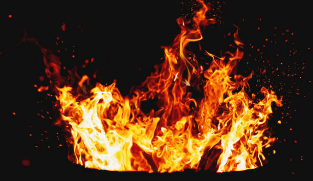 ognisko płonące w nocy, ognisko mrówek, płomienie i iskierki ognia, fotografia nocna - fire pit fire fireplace outdoors zdjęcia i obrazy z banku zdjęć