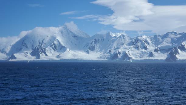 half moon island antarctica - climate change south pole antarctica imagens e fotografias de stock
