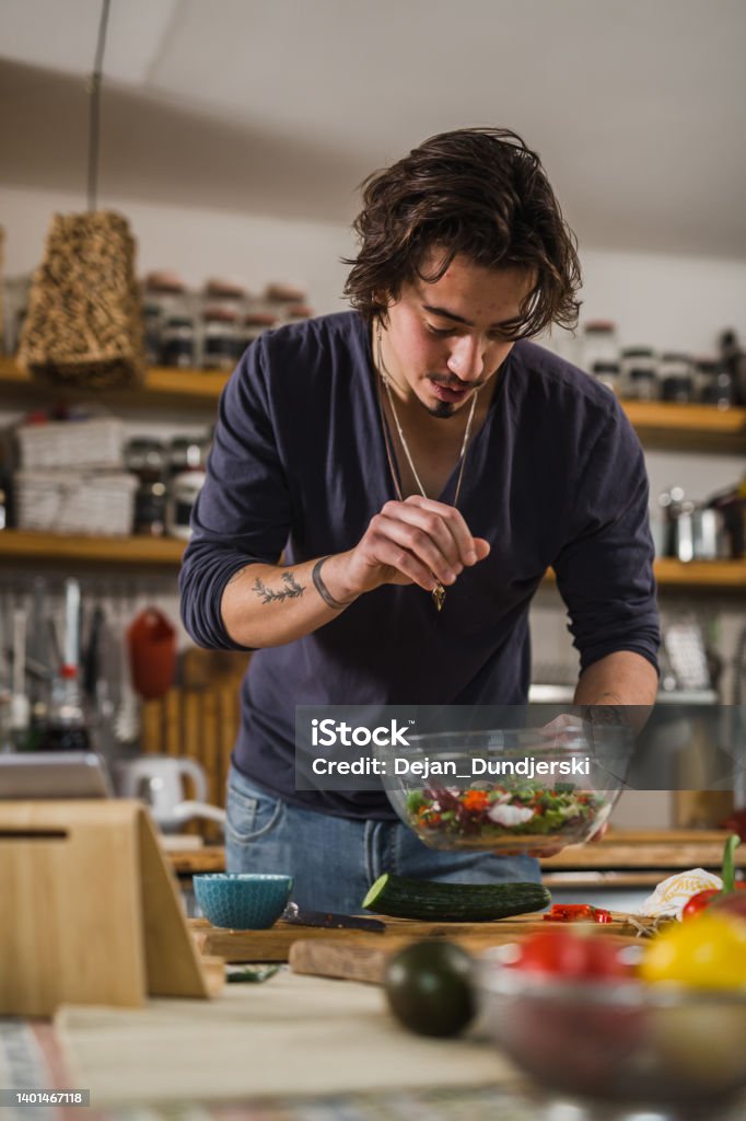 gutaussehender junger Mann, der in seiner heimischen Küche Essen zubereitet - Lizenzfrei 18-19 Jahre Stock-Foto gutaussehender junger Mann, der in seiner heimischen Küche Essen zubereitet - Lizenzfrei 18-19 Jahre Stock-Foto