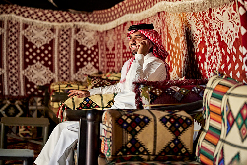 Joven de Oriente Medio relajándose dentro de beit al-sha'r photo