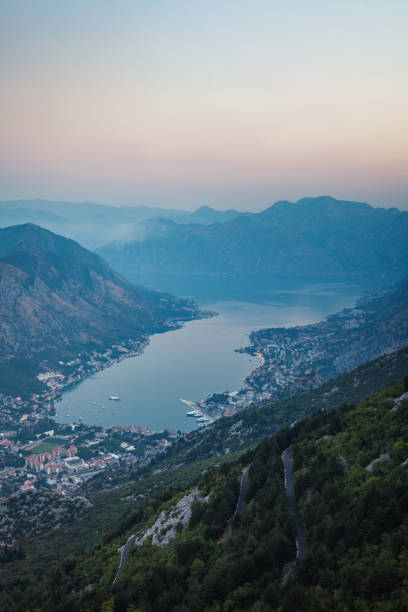 widok z lotu ptaka na miasto kotor nad zatoką kotorską wcześnie rano - montenegro kotor bay fjord town zdjęcia i obrazy z banku zdjęć