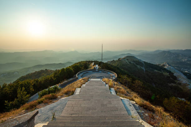 aussichtsplattform auf dem berg lovcen bei montenegro bei sonnenuntergang - lovcen stock-fotos und bilder