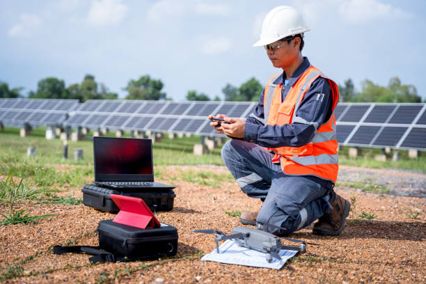 Engineers preparing drones to fly, inspecting the solar cells at high angles to thermo scan the solar panel for potential malfunctions and overheating. Alternative energy to conserve world's energy. ingenieros preparando drones para volar, inspeccionando las células solares en ángulos altos para termoescanear el panel solar en busca de posibles fallos de funcionamiento y sobrecalentamiento. energía alternativa para conservar la energía del mundo