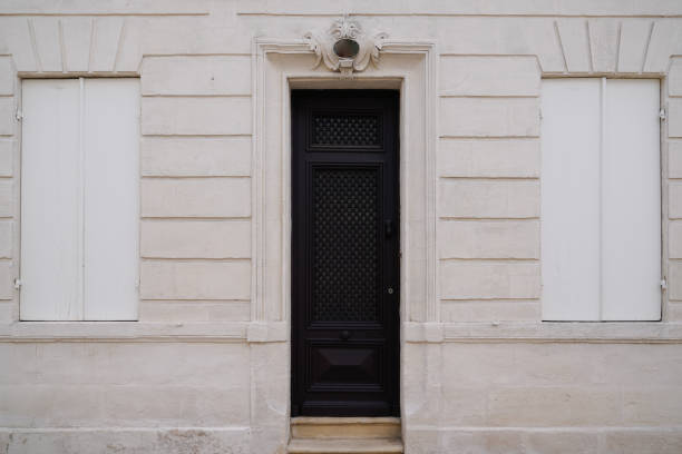 entrada clásica negra de madera puerta en fachada francesa de wall street - restore ancient ways fotografías e imágenes de stock