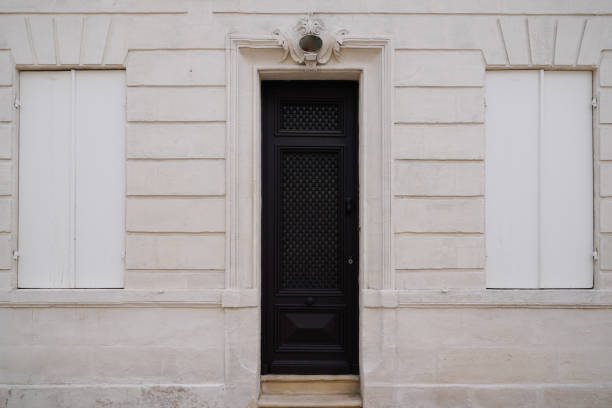 clássica entrada preta casa porta de madeira na fachada de wall street francês - restore ancient ways - fotografias e filmes do acervo