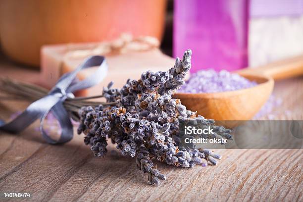 Lavanda Spa Foto de stock y más banco de imágenes de Aceites esenciales - Aceites esenciales, Aromaterapia, Asistencia sanitaria y medicina