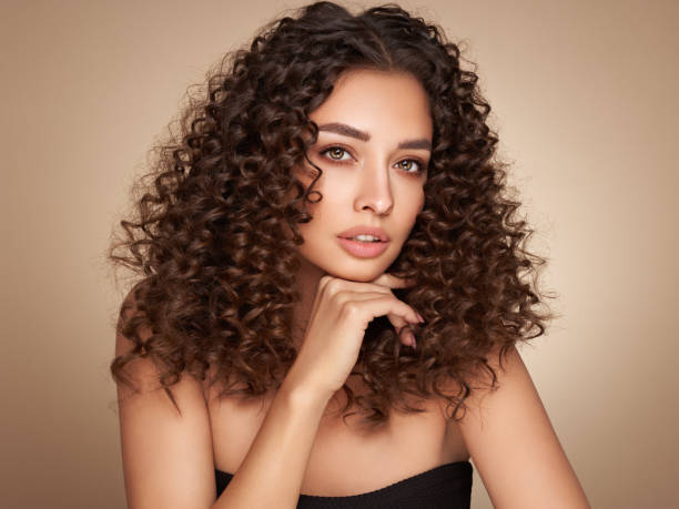 hermosa mujer sonriente con rizos afro - modelo de artista fotografías e imágenes de stock