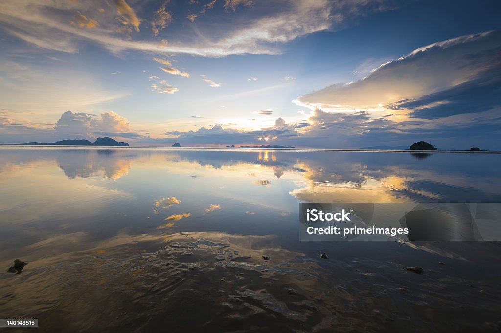 Piękny wschód słońca nad morzem - Zbiór zdjęć royalty-free (Bez ludzi)