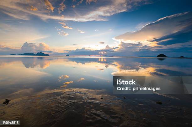 Foto de Belo Nascer Do Sol Sobre O Mar e mais fotos de stock de Céu - Fenômeno natural - Céu - Fenômeno natural, Exterior, Fotografia - Imagem