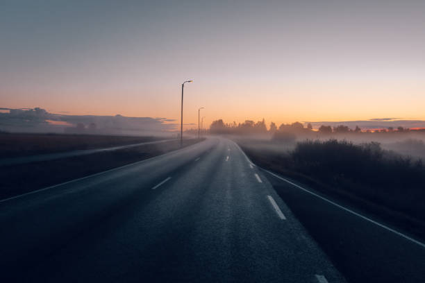 wiejska wiejska droga w mglisty poranek - street light fog morning country road zdjęcia i obrazy z banku zdjęć