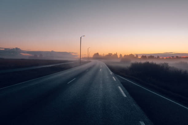 estrada rural rural em uma manhã nebulosa - street light fog morning country road - fotografias e filmes do acervo