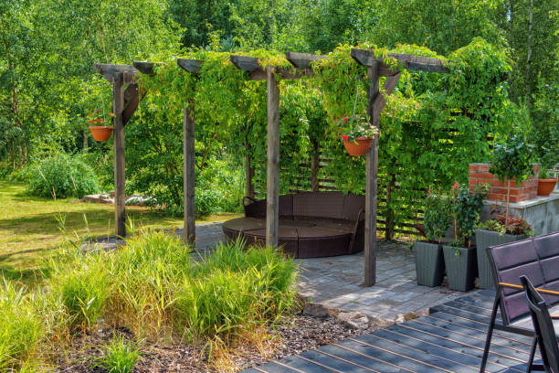 pergola en bois dans un beau jardin verdoyant - garden pavilion photos et images de collection