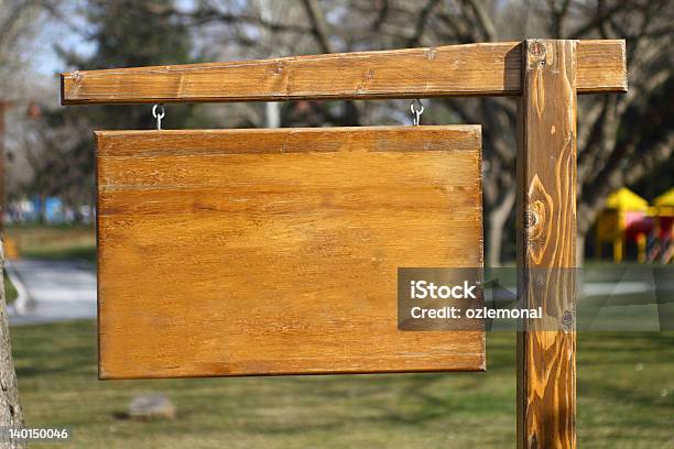 Alte Hölzerne Schild Auf Post Stockfoto und mehr Bilder von Braun - Braun, Fotografie, Gartenanlage