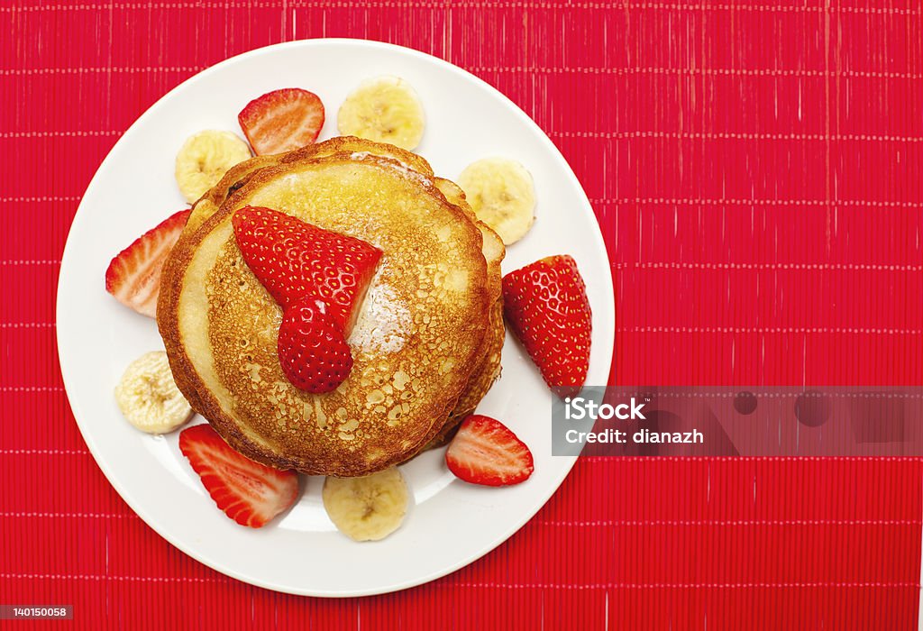 Des pancakes dorés au babeurre sur rouge - Photo de Pancake libre de droits