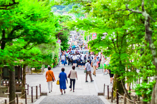 In 2019, a street in the mountainous area of eastern Kyoto was crowded with tourists, strolling the streets among the mountains.
