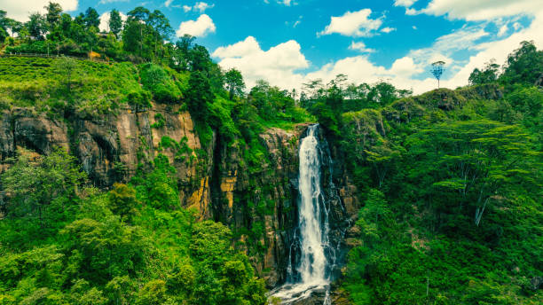 vue aérienne par drone de devon falls, sri lanka - nuwara eliya photos et images de collection