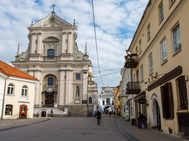 igreja de santa teresa em vilnius, lituânia - saint therese church - fotografias e filmes do acervo