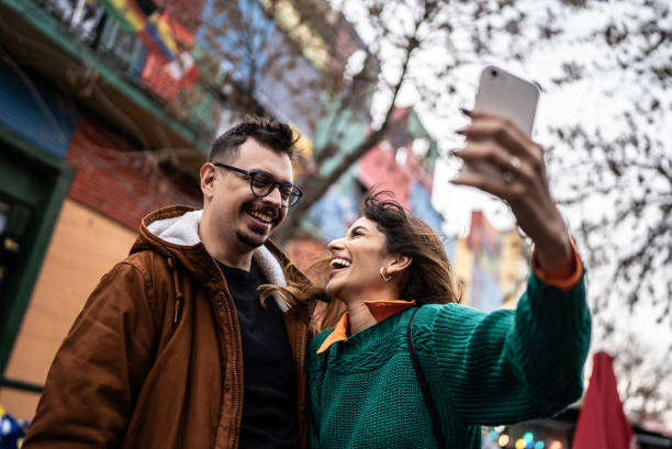 casal feliz fazendo uma selfie ao ar livre  - satisfaction clothing argentina smiling - fotografias e filmes do acervo