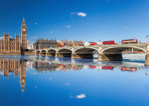 Famoso Big Ben con autobuses rojos en el puente sobre el río Támesis en Londres, Inglaterra, Reino Unido photo