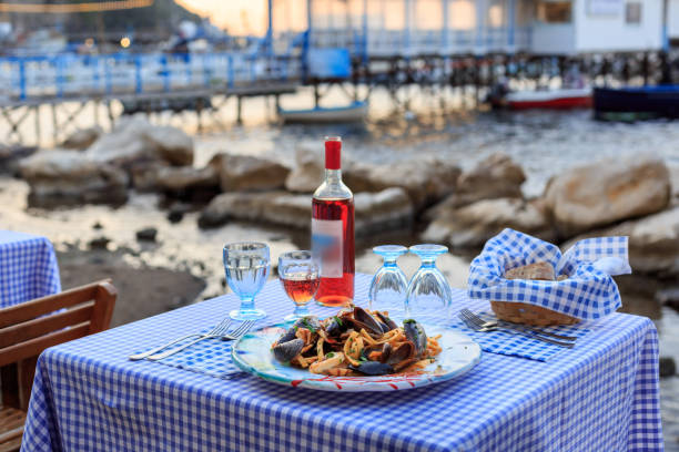 типичная еда неаполитанского залива у моря - neapolitan specialty стоковые фото и изображения